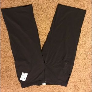 LL Bean Comfort Trail Crop Pant Misses black. Never been worn leisure wear.
